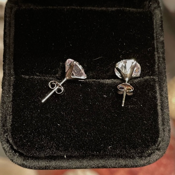 NWOT Sparkling earrings - Picture 4 of 4